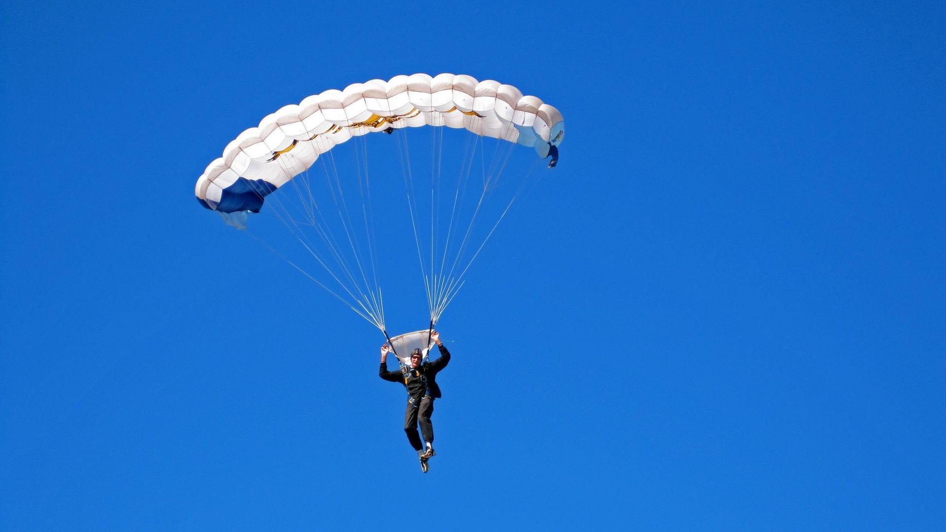 关键先生霍勒迪！湖人险胜广厦，一回合定乾坤