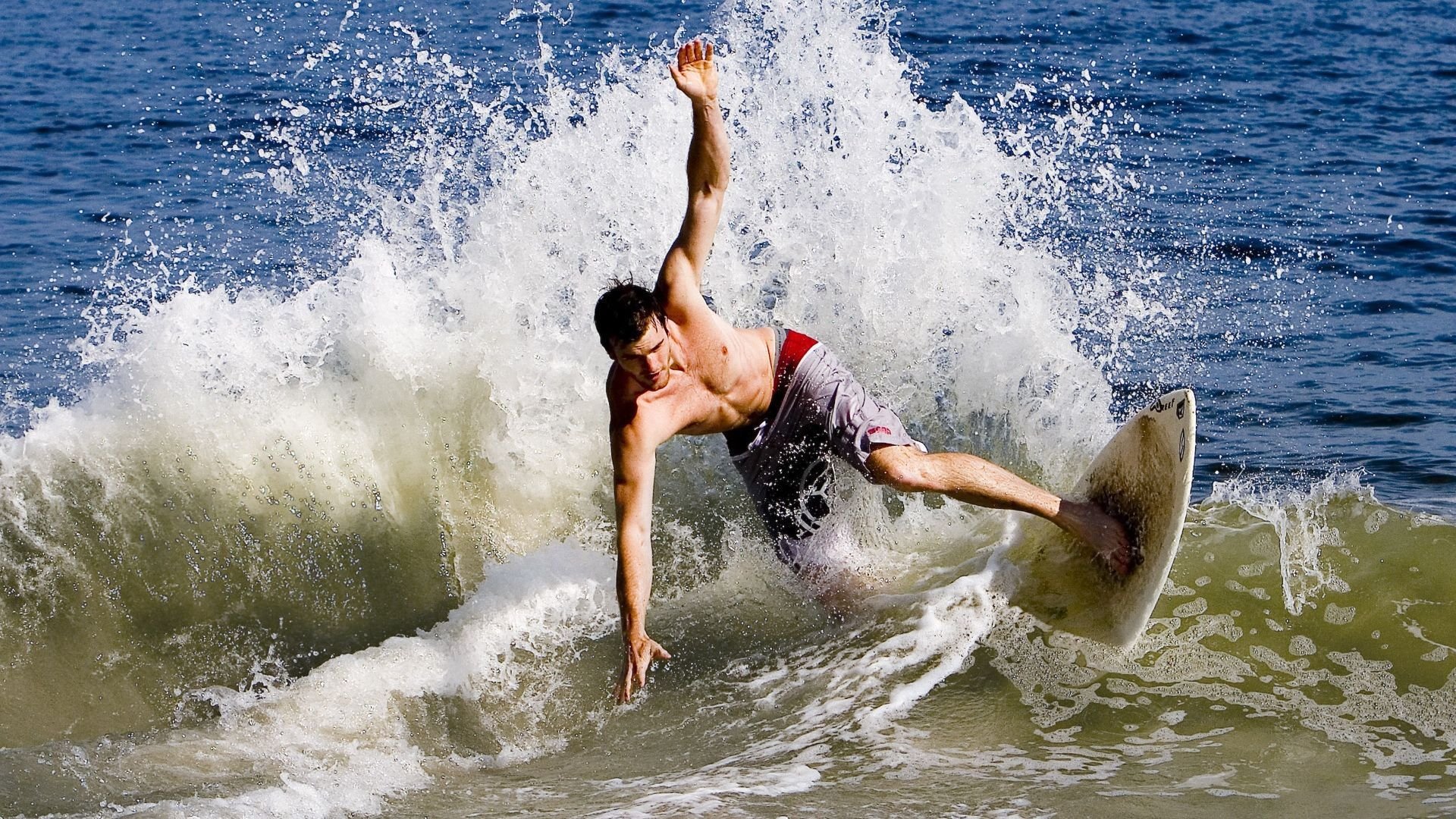 DB电竞多赛事平台-足球的平行宇宙，当西甲德比遇上南美与中东的较量